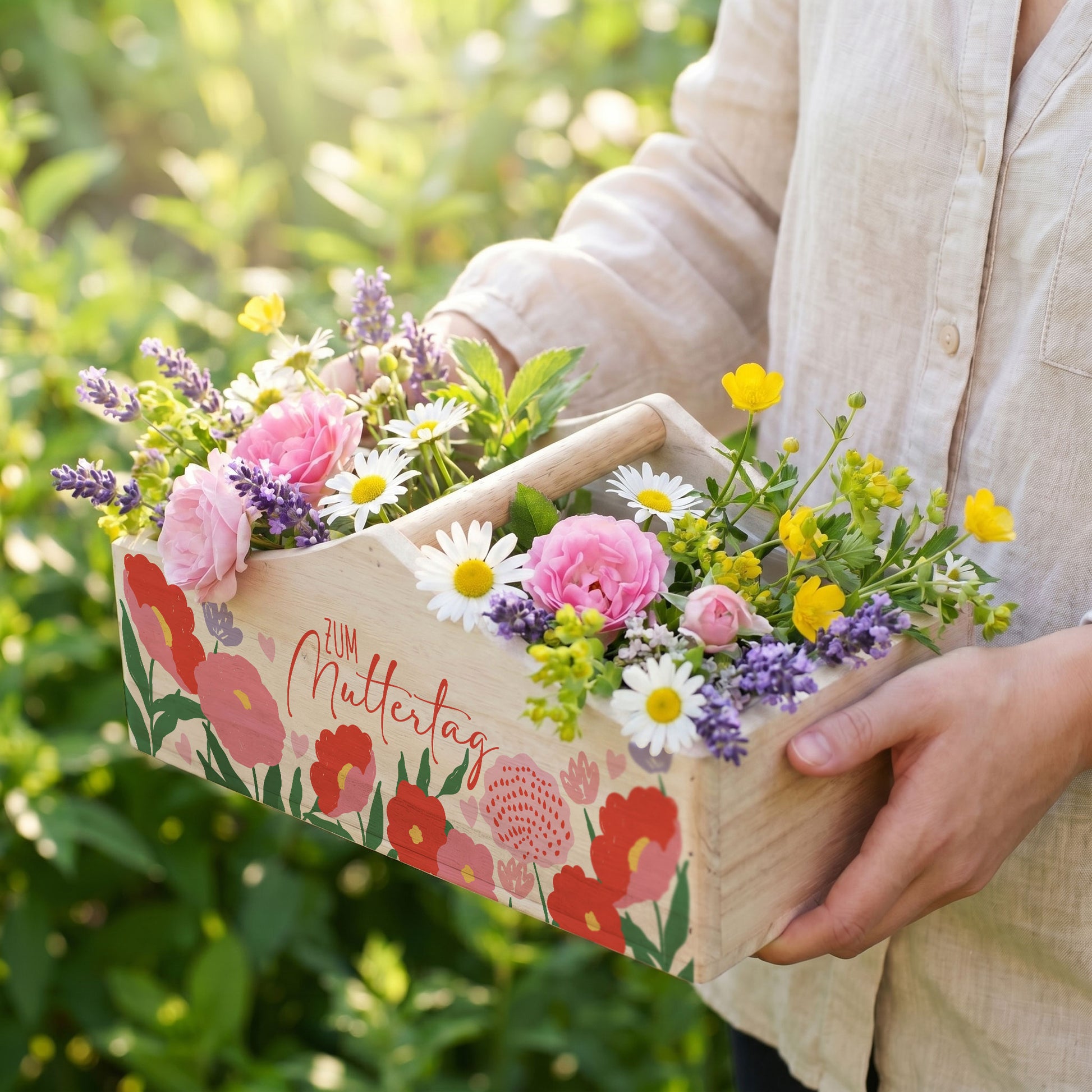 Pflanzkorb mit bunten Blumen im Garten als Geschenkverpackung zum Muttertag