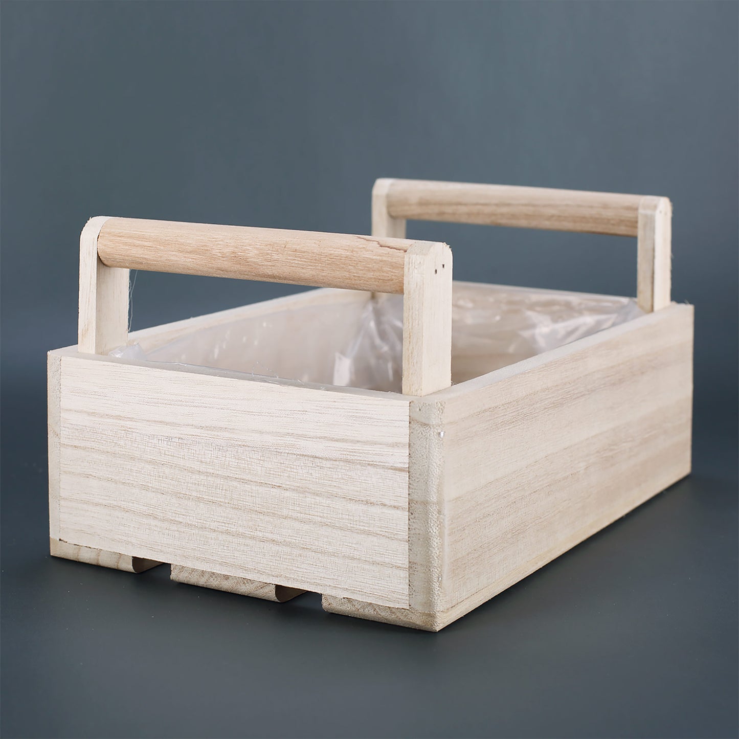 Rückseite des Holz Pflanzkorbs mit zwei Griffen und Folieneinsatz für Pflanzen oder Geschenke