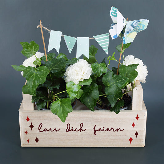 Geschenkkorb aus Holz mit weißen Blumen, Efeu, Geldgeschenk und Aufdruck „Lass dich feiern“