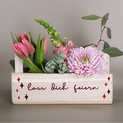 Geburtstags-Geschenkkorb aus Holz mit Tulpen, Chrysantheme und Eukalyptus sowie Aufdruck „Lass dich feiern“