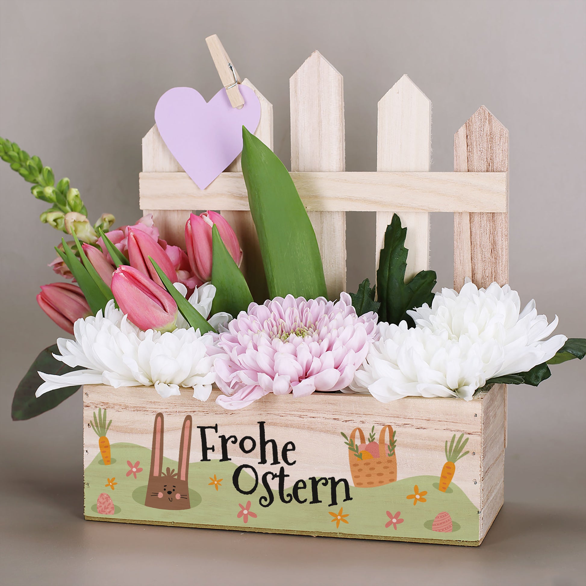 Holz Pflanzkiste mit Osterhasenmotiv und Schriftzug „Frohe Ostern“, dekoriert mit Tulpen und Frühlingsblumen