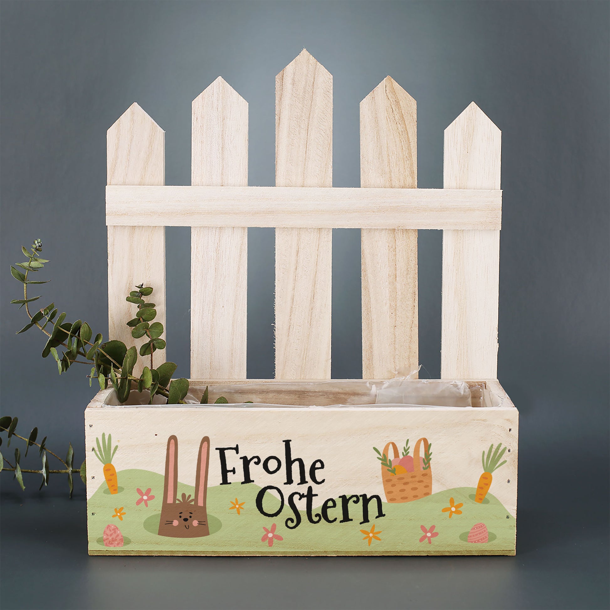 Pflanzkorb mit Zaunrückwand und Osterhasenmotiv „Frohe Ostern“ als dekorative Pflanzkiste aus Holz