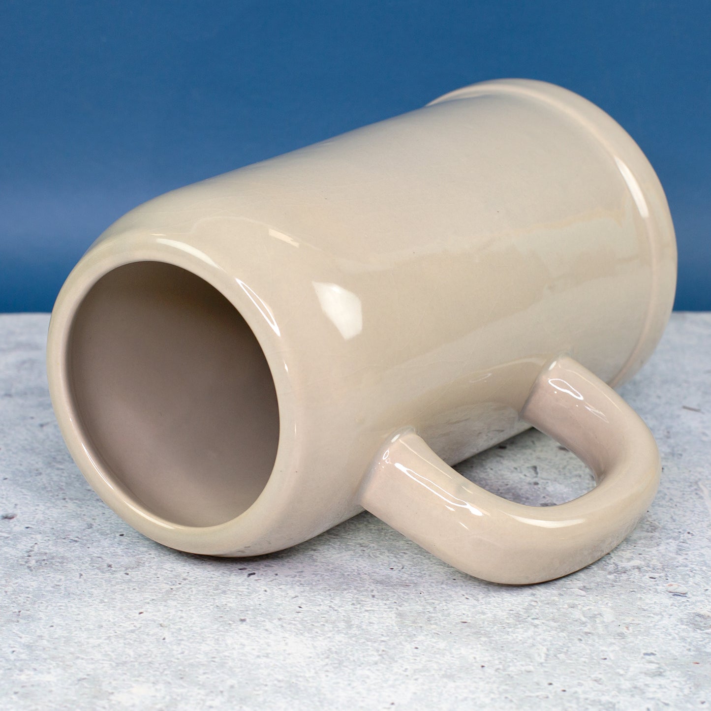 Liegender Keramik-Bierkrug ohne Aufdruckansicht mit Henkel im Detail