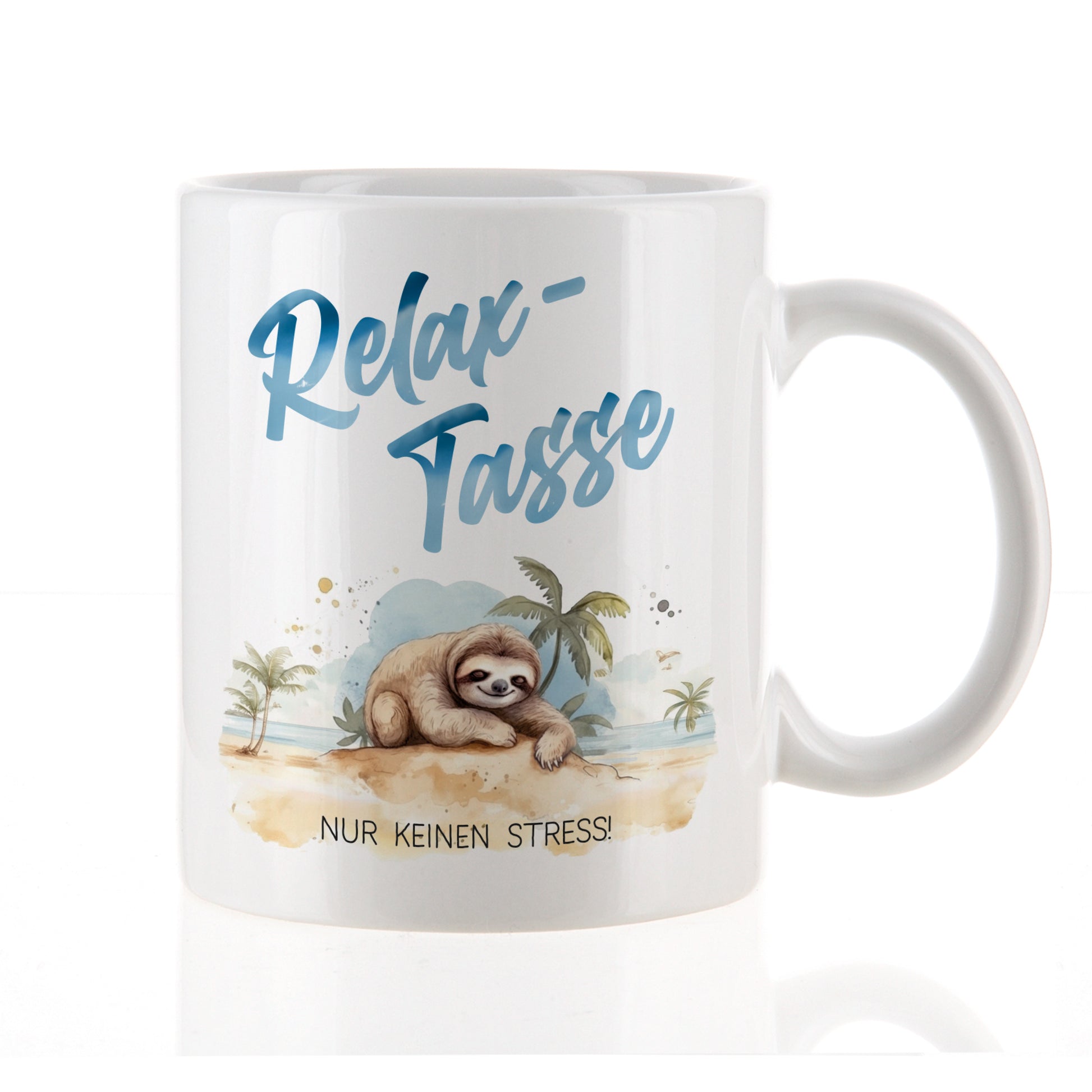 Weiße Tasse mit Faultiermotiv und Schriftzug „Nur keinen Stress!“ im Studio aufgenommen