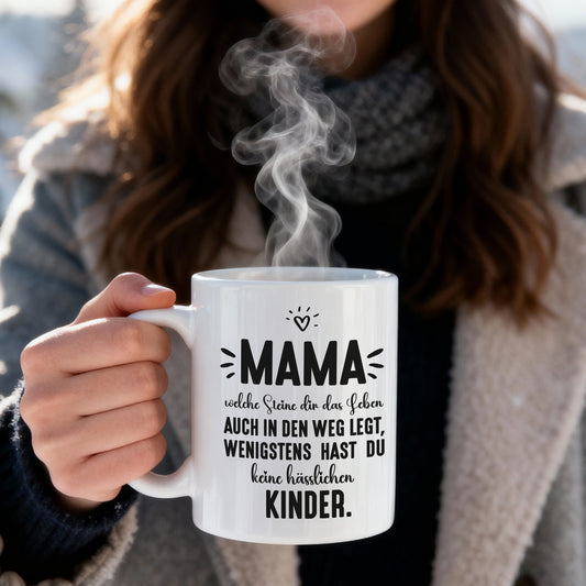 Weiße Mama-Tasse mit schwarzem Schriftzug und humorvollem Spruch, aus der heißer Dampf aufsteigt