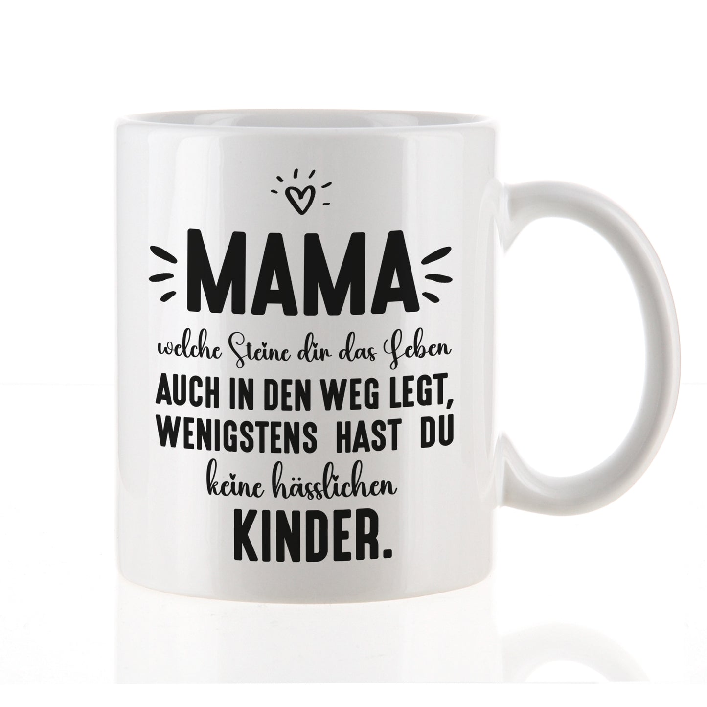 Freigestellte weiße Keramiktasse mit Aufdruck „Mama – wenigstens keine hässlichen Kinder“, Vorderansicht