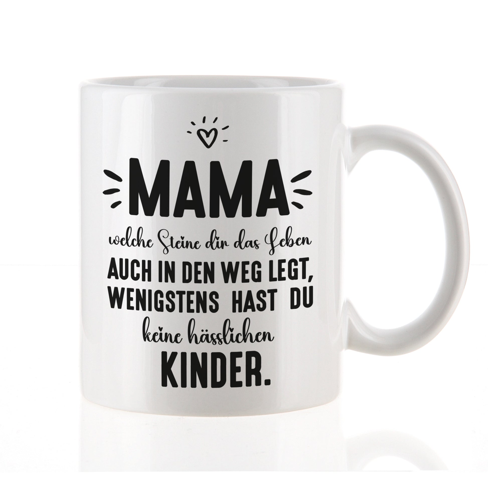 Freigestellte weiße Keramiktasse mit Aufdruck „Mama – wenigstens keine hässlichen Kinder“, Vorderansicht