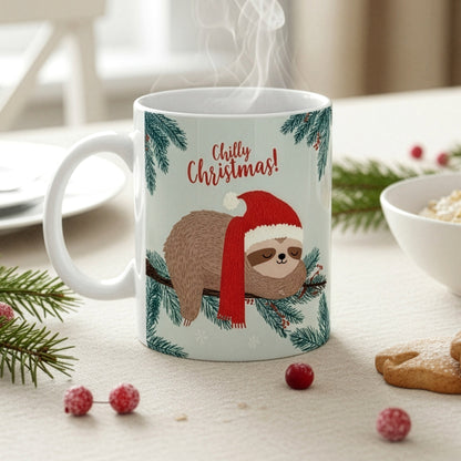 Dampfende Weihnachtstasse mit Faultiermotiv und Spruch „Chilly Christmas!“ auf festlich gedecktem Tisch mit Tannenzweigen, Beeren und Gebäck – Vorderansicht.