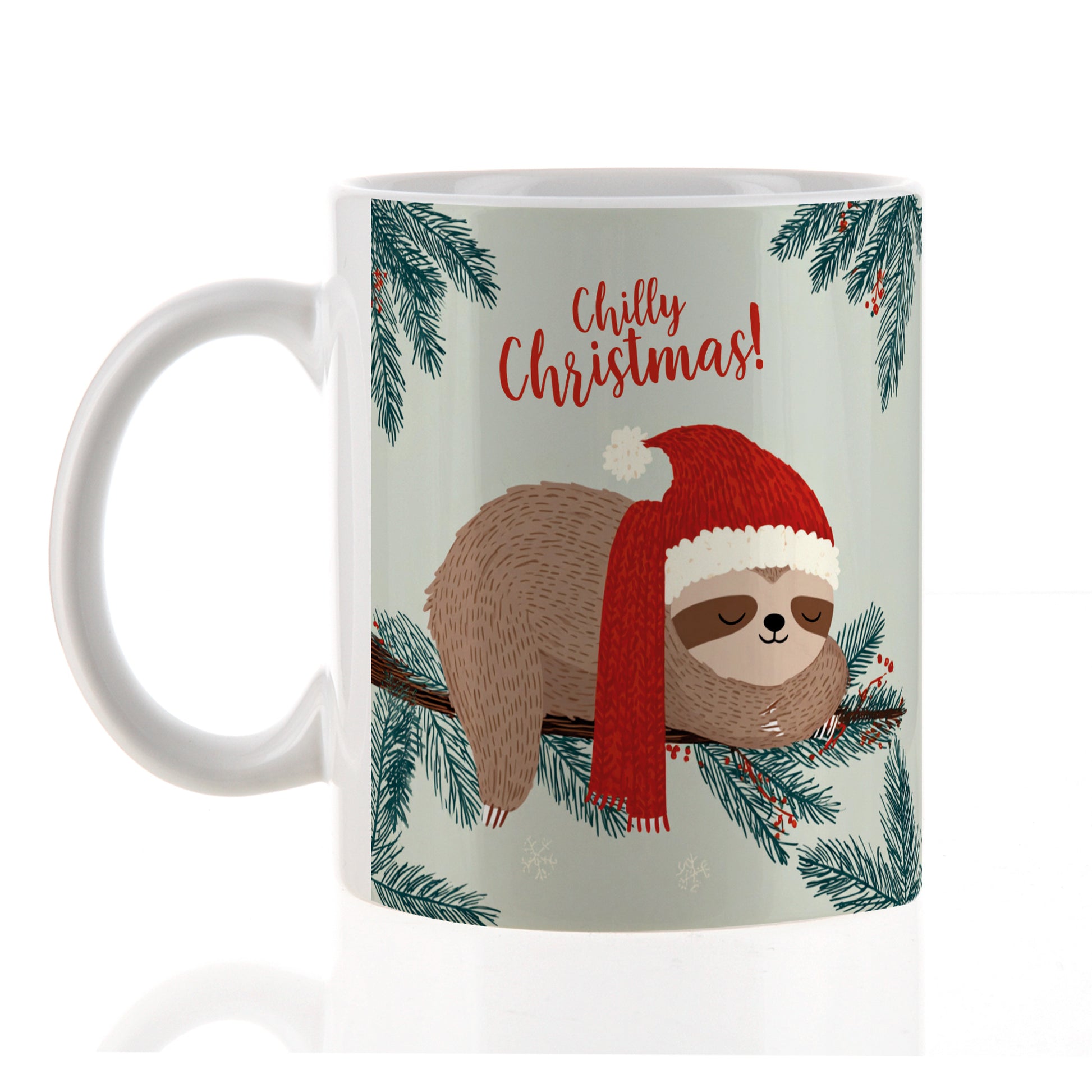 Freigestellte Ansicht der weißen Keramiktasse mit Faultiermotiv, roter Weihnachtsmütze, Schal und Schriftzug „Chilly Christmas!“ – beidseitig bedruckt.