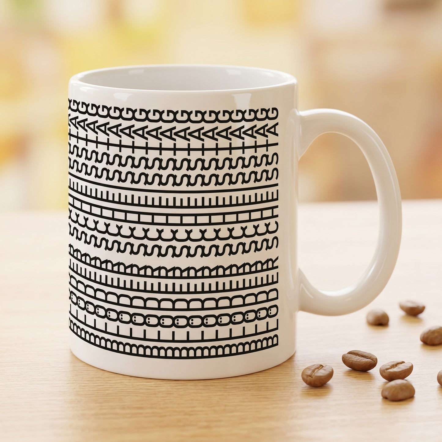 Weiße Tasse mit modernem Schwarz-Weiß-Design und versteckter Botschaft auf hellem Tisch mit Kaffeebohnen