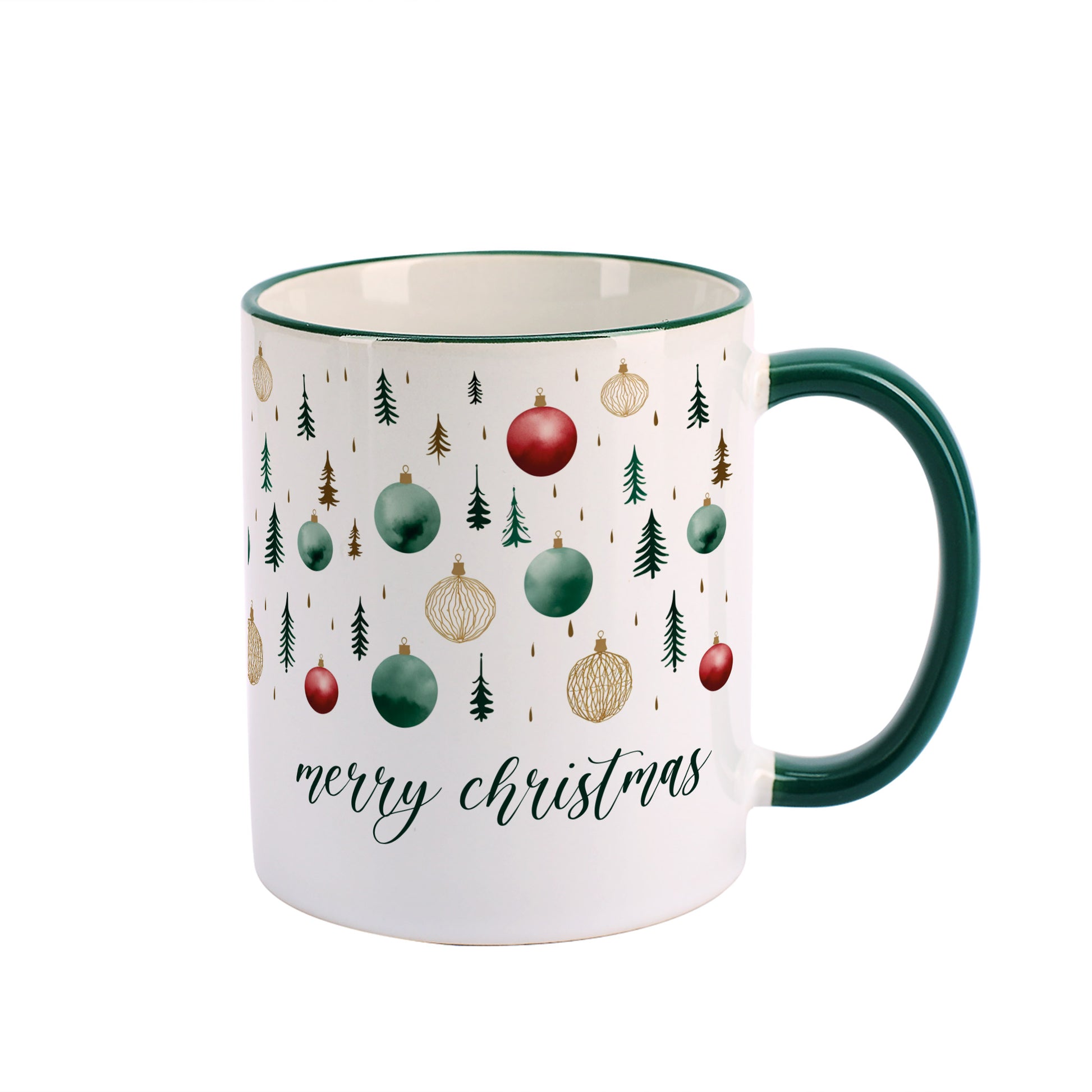 Keramiktasse mit Weihnachtsmotiv und Aufdruck „merry christmas“, dekoriert mit roten und grünen Christbaumkugeln sowie kleinen Tannen, Ansicht schräg von vorn.