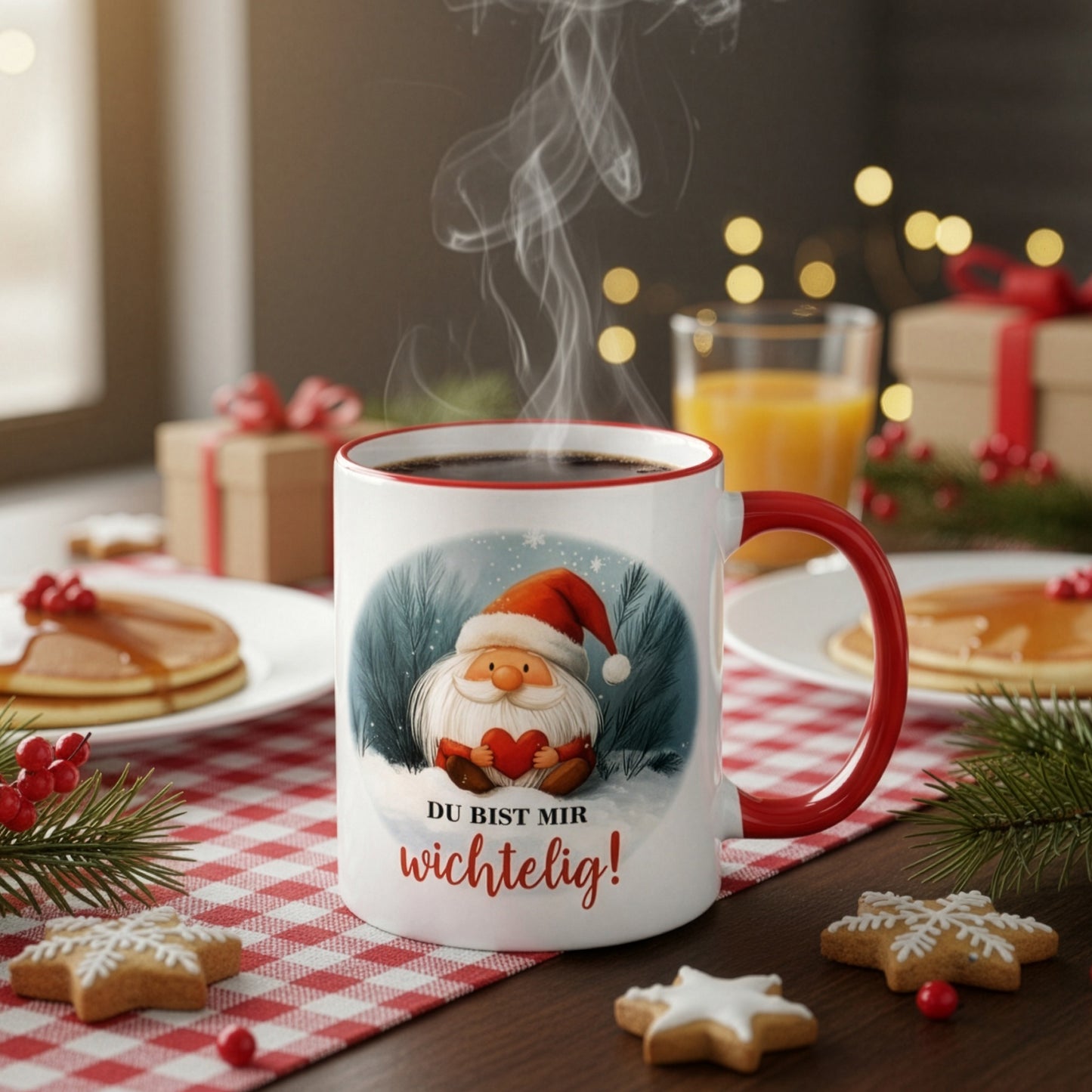 Tasse mit Wichtelmotiv und Spruch „Du bist mir wichtelig!“ auf gedecktem Frühstückstisch mit Gebäck, Tannenzweigen und Lichtern – weihnachtliche Atmosphäre.