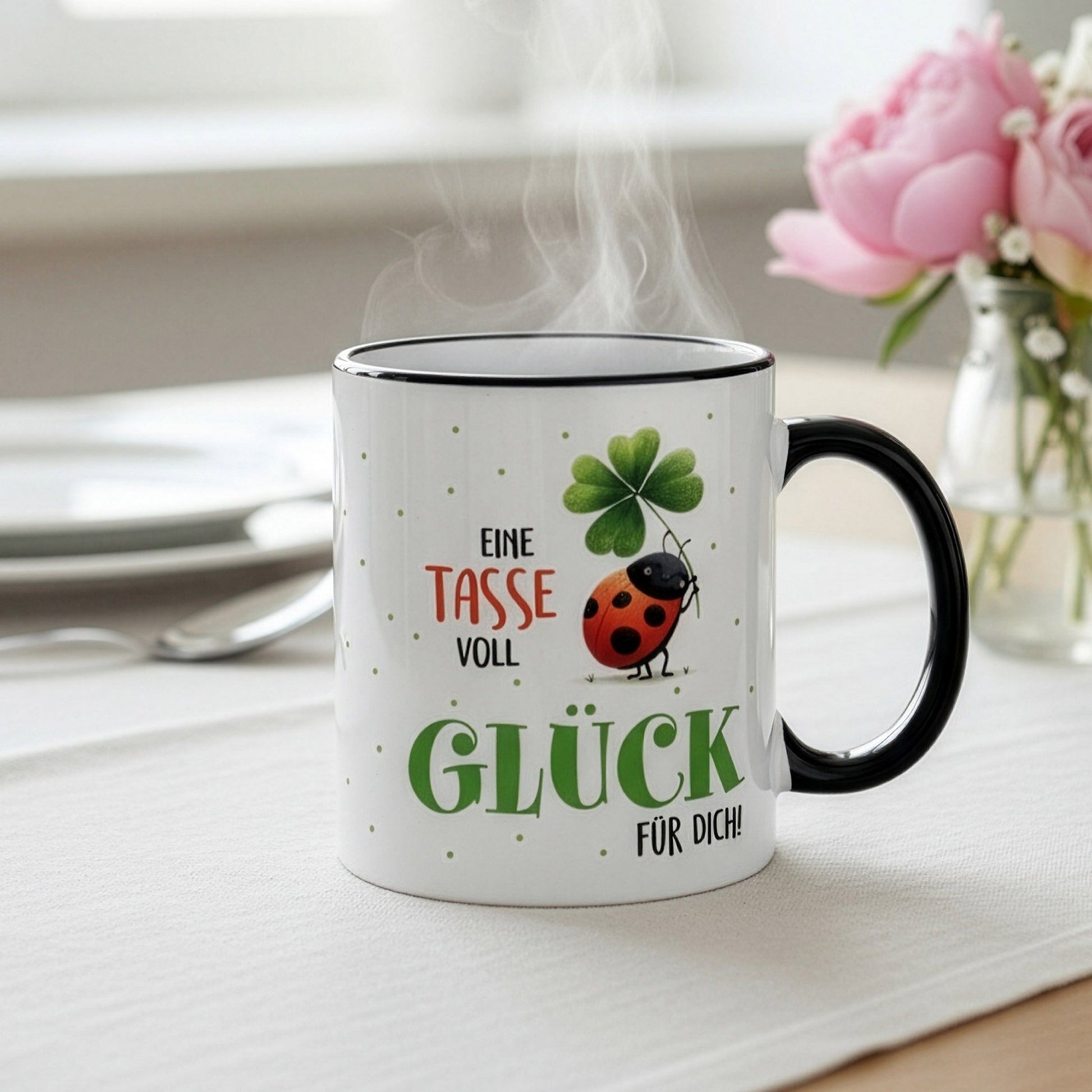 Glückstasse mit Marienkäfer Motiv und Dampf aus heißem Getränk