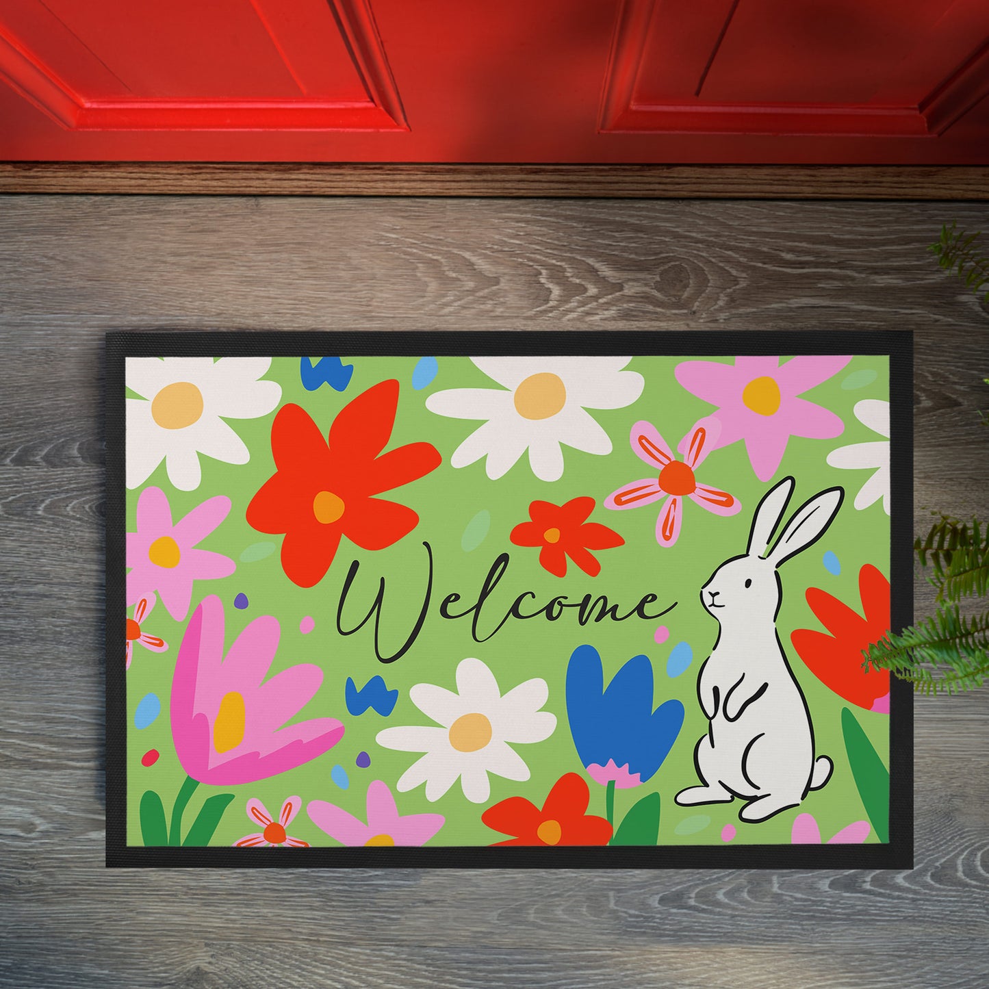 Frühlings Fußmatte mit Blumenwiese Design und weißem Hasen neben Welcome Schriftzug vor einer Haustür