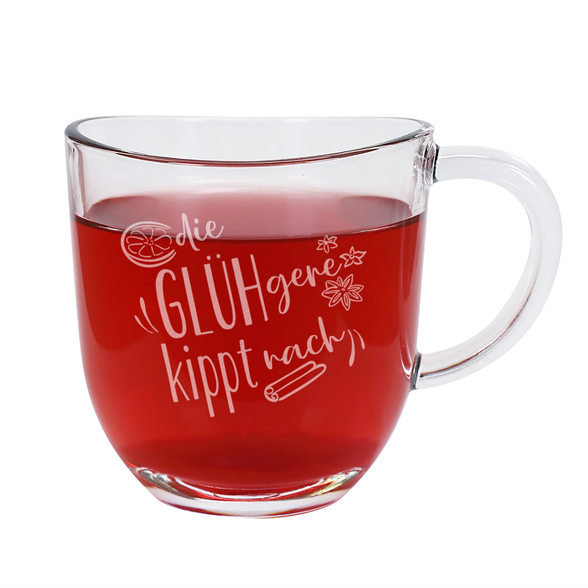Freigestellte Leonardo Glühweintasse aus Glas mit Gravur „Die GLÜHgere kippt nach“, gefüllt mit Glühwein