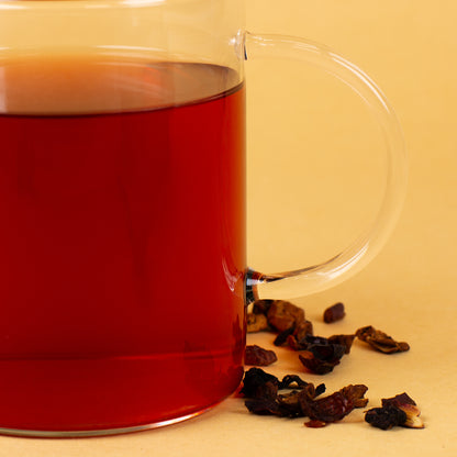 Detailaufnahme des Henkelbereichs am klaren LEONARDO-Teeglas, gefüllt mit rotem Getränk.