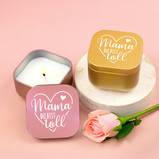 Duftkerze „Mama du bist toll“ in Gold und Rosé mit Deckeln, offener Kerze und rosa Rose