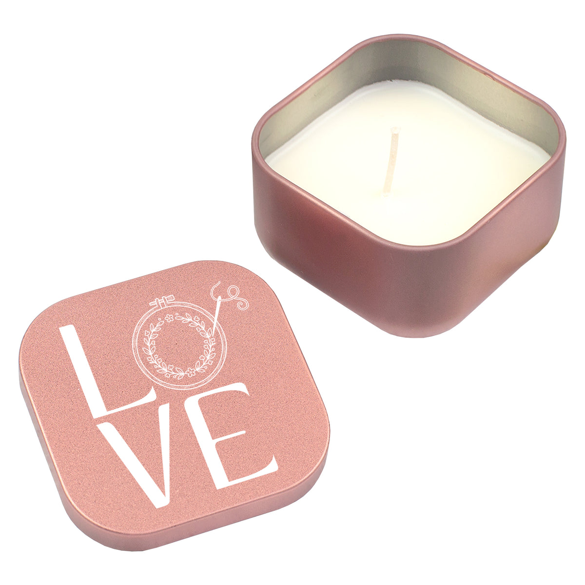 Freigestellte roségoldene Duftkerze mit LOVE Stickmotiv, Stickrahmen und Nadel