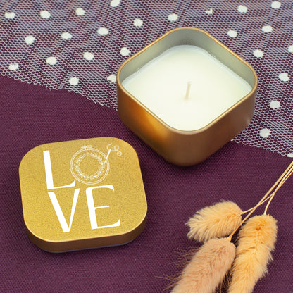 Goldene Duftkerze mit LOVE Stickmotiv und weißem Kerzenwachs als Geschenk für Stickfans