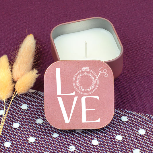 Roségoldene Mini Duftkerze mit LOVE Schriftzug, Stickrahmen und weißem Wachs