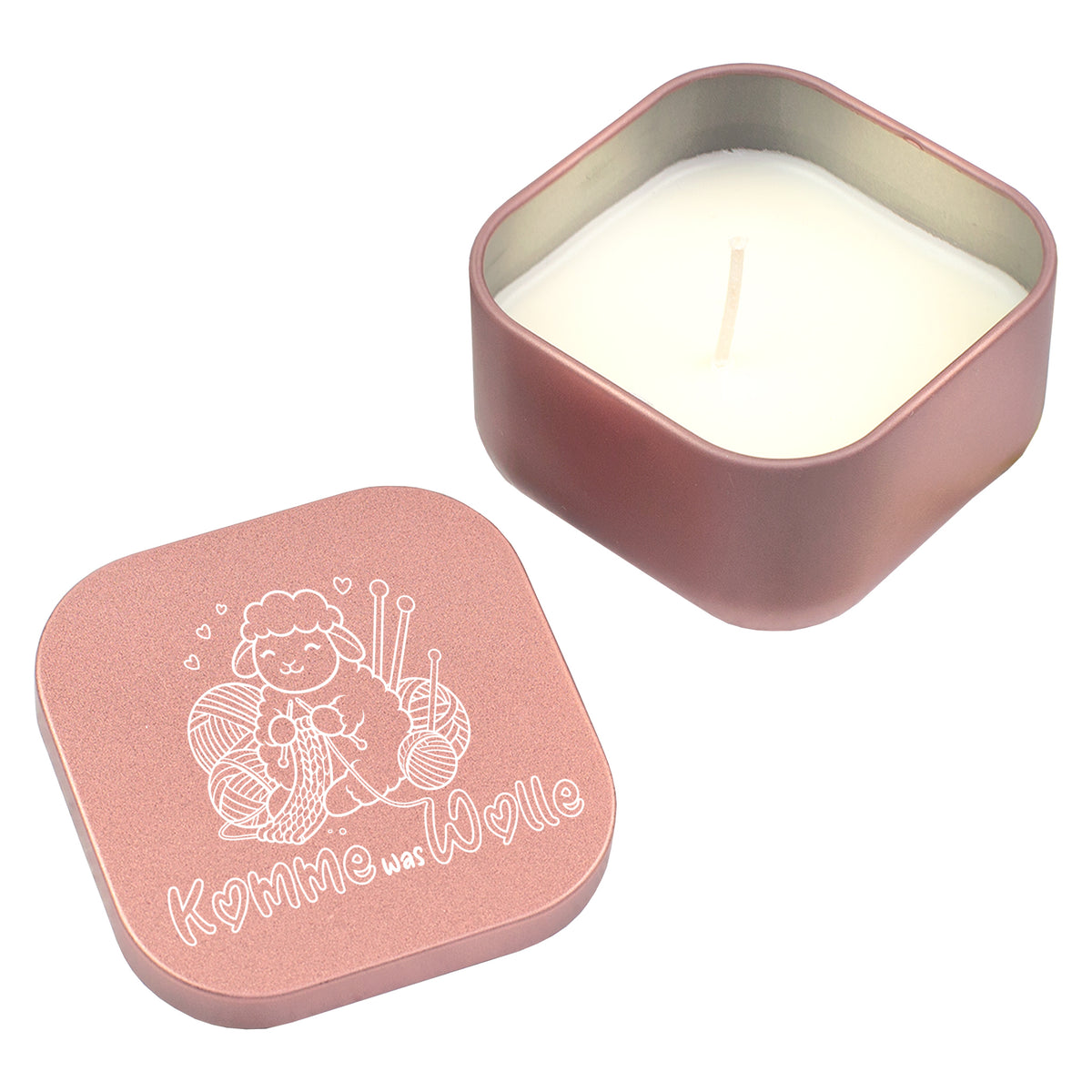 Freigestellte roségoldene Duftkerze mit Schaf, Wollknäueln und Komme was Wolle Motiv
