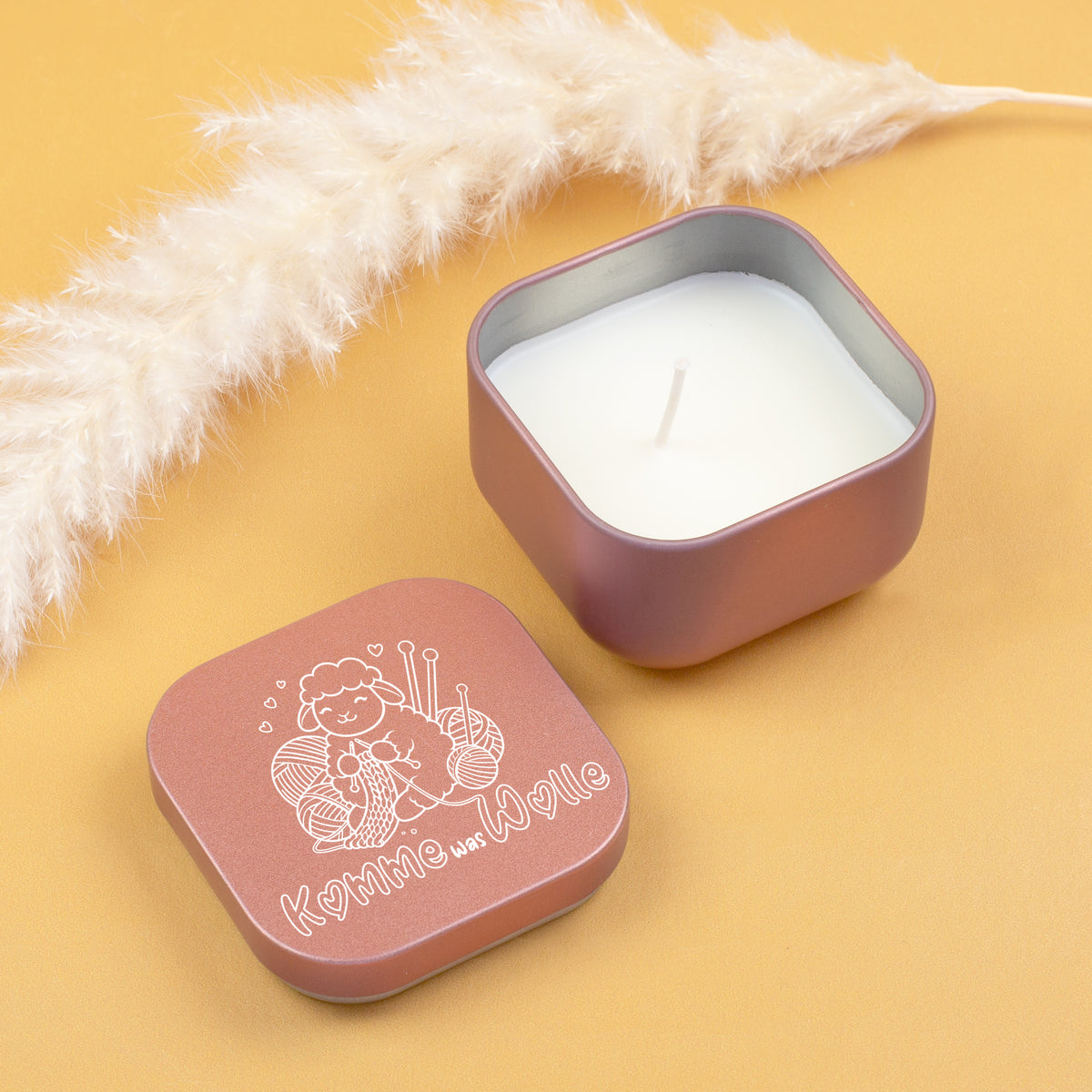 Geöffnete roségoldene Duftkerze mit weißem Wachs und separatem Metalldeckel