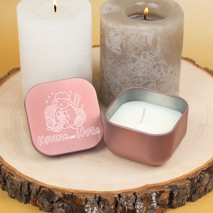 Duftkerze Komme was Wolle in Roségold mit Schaf und Strickmotiv auf Holzdeko