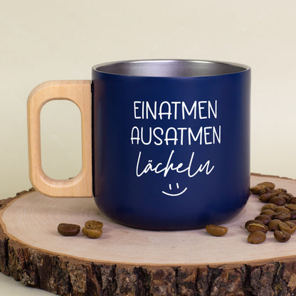 Dunkelblaue Metalltasse mit Holzgriff, weißem Spruchmotiv und modernem Design