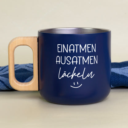 Doppelwandiger Edelstahlbecher in Dunkelblau mit Holzgriff und Spruch Einatmen Ausatmen Lächeln