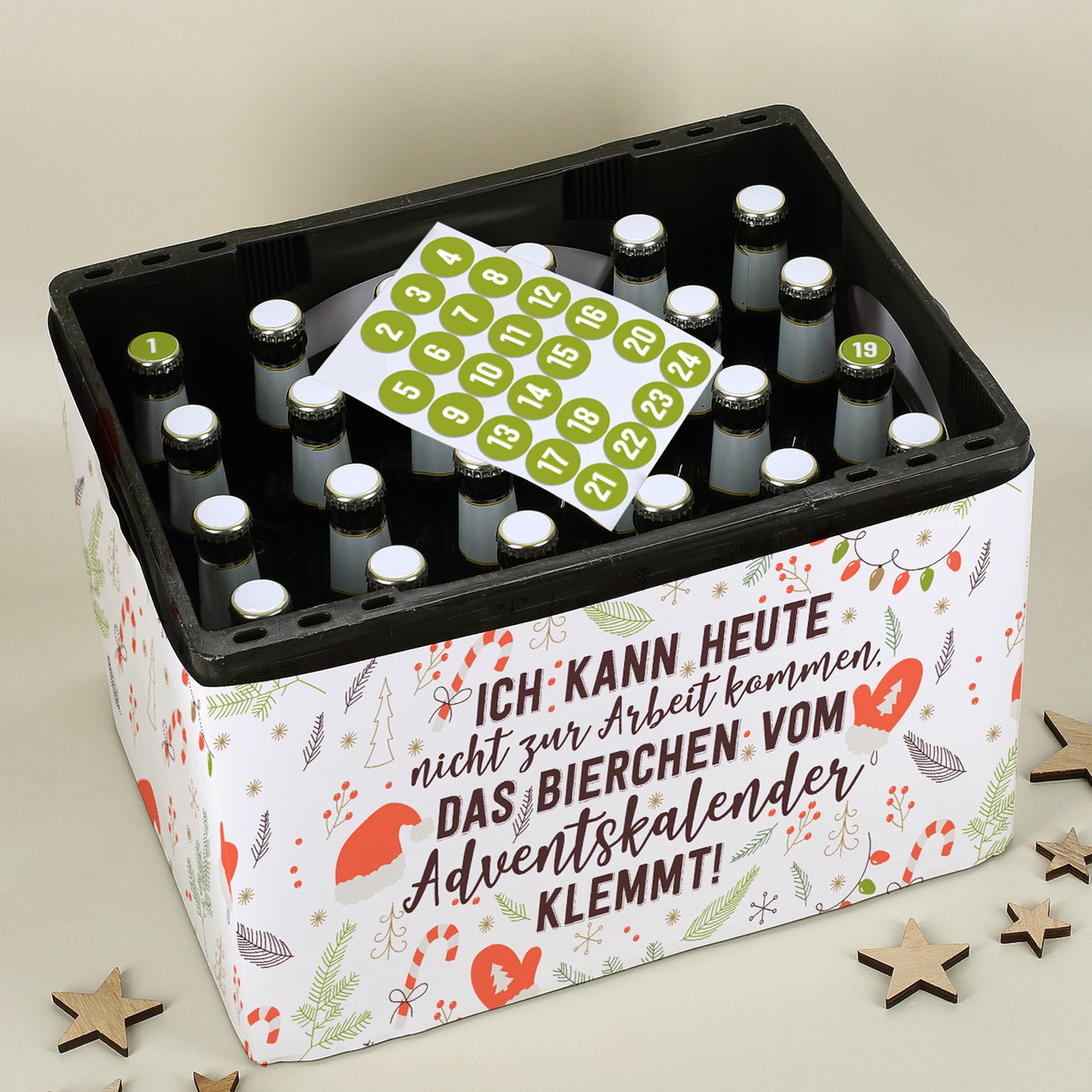 Adventskalender-Bierkasten mit weihnachtlicher Banderole und 24 nummerierten Flaschen, dekoriert mit Holzsternen