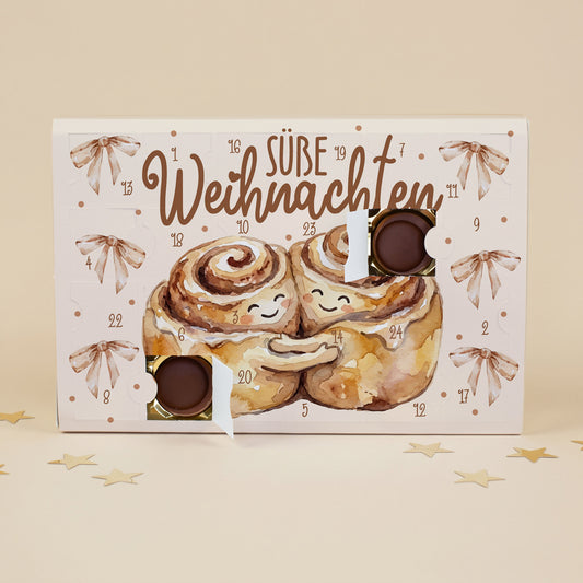 Gefüllter Toffifee Adventskalender mit geöffneten Türchen und Zimtschnecken Weihnachtsmotiv