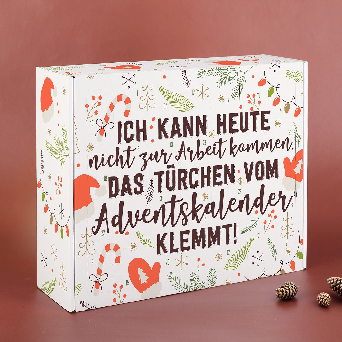 Adventskalender mit Spruch „Ich kann heute nicht zur Arbeit kommen, das Türchen vom Adventskalender klemmt!“ – Vorderansicht