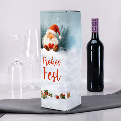 Flaschenkarton mit Wichtelmotiv zwischen Weingläsern und Weinflasche auf hellgrauer Tischdecke