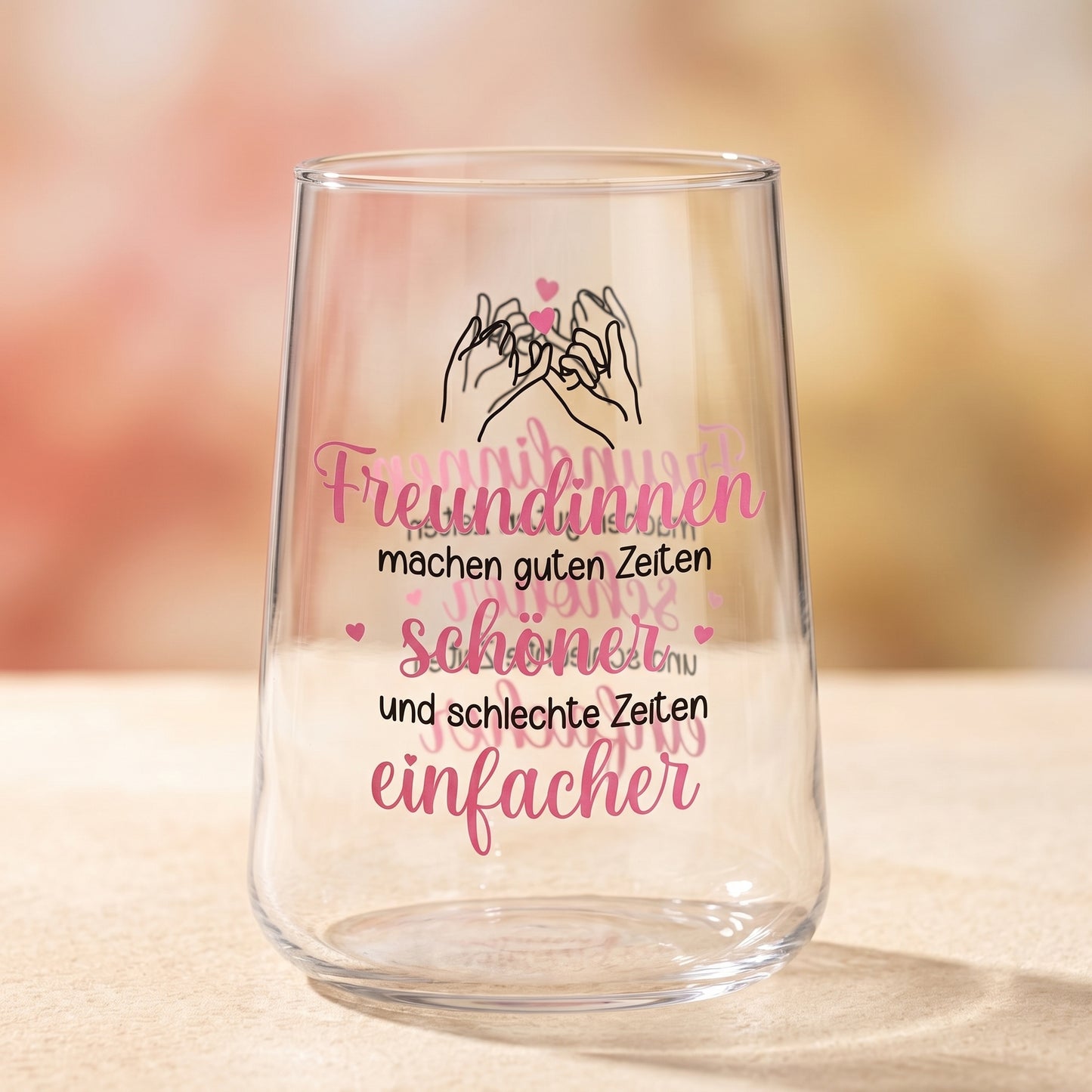 Leeres Trinkglas mit beidseitigem Motivdruck und Spruch „Freundinnen machen gute Zeiten schöner und schlechte Zeiten einfacher“
