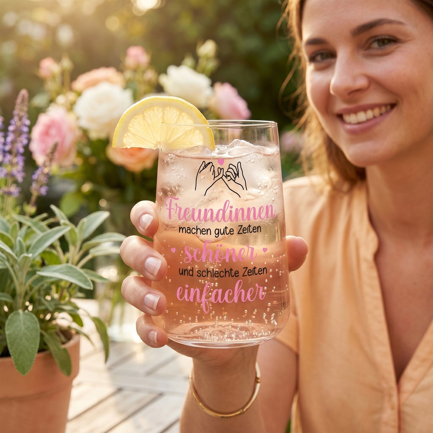 Frau hält Trinkglas mit rosa Getränk, Zitronenscheibe und Spruch über gute und schlechte Zeiten
