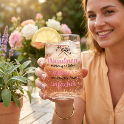 Frau hält Trinkglas mit rosa Getränk, Zitronenscheibe und Spruch über gute und schlechte Zeiten