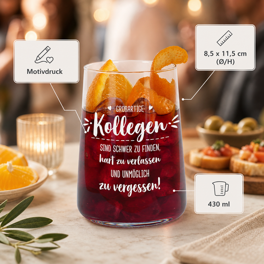 Trinkglas mit Spruch für Kollegen, gefüllt mit rotem Getränk und Orangenscheiben, daneben Produktinfos zu Motivdruck, 430 ml und 8,5 x 11,5 cm