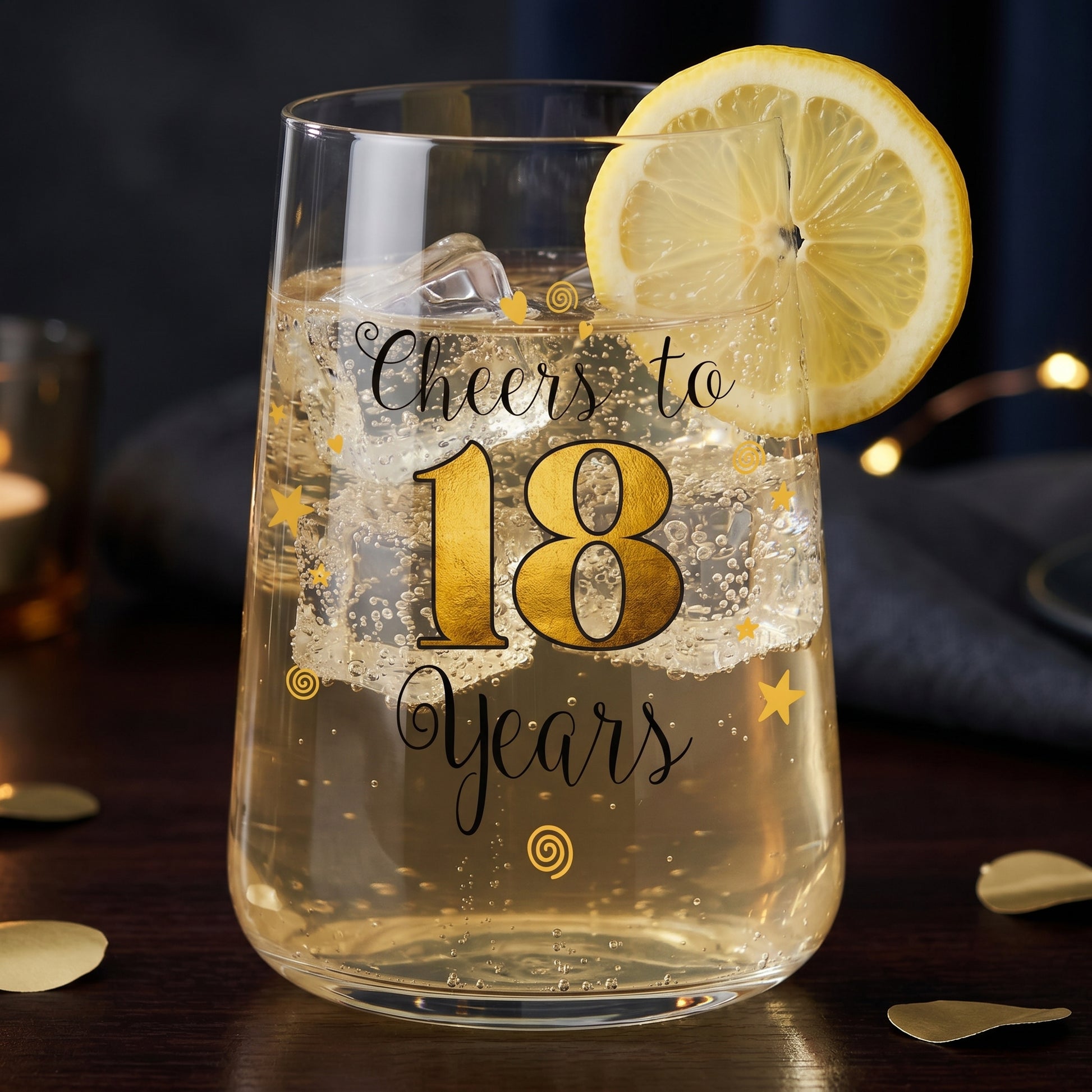 Geschenkglas zum 18. Geburtstag mit Cheers to 18 Years Aufdruck, Zitrone und festlicher Tischdeko