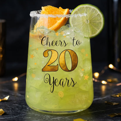 Cocktailglas zum 20. Geburtstag mit Limette, Orange, Salzrand und grünem Getränk als Geburtstagsgeschenk