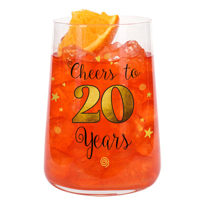 Cocktailglas zum 20. Geburtstag mit orangefarbenem Getränk, Orangenscheibe und Cheers to 20 Years Design