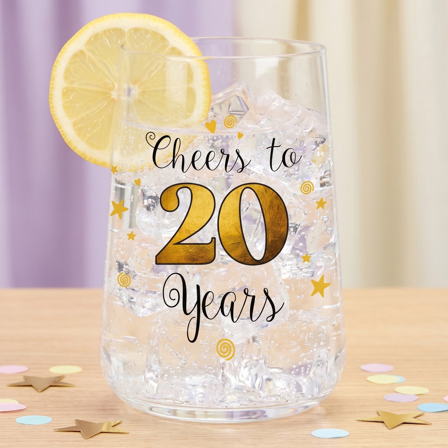 Wasserglas zum 20. Geburtstag mit Zitronenscheibe, Eiswürfeln und festlichem Aufdruck