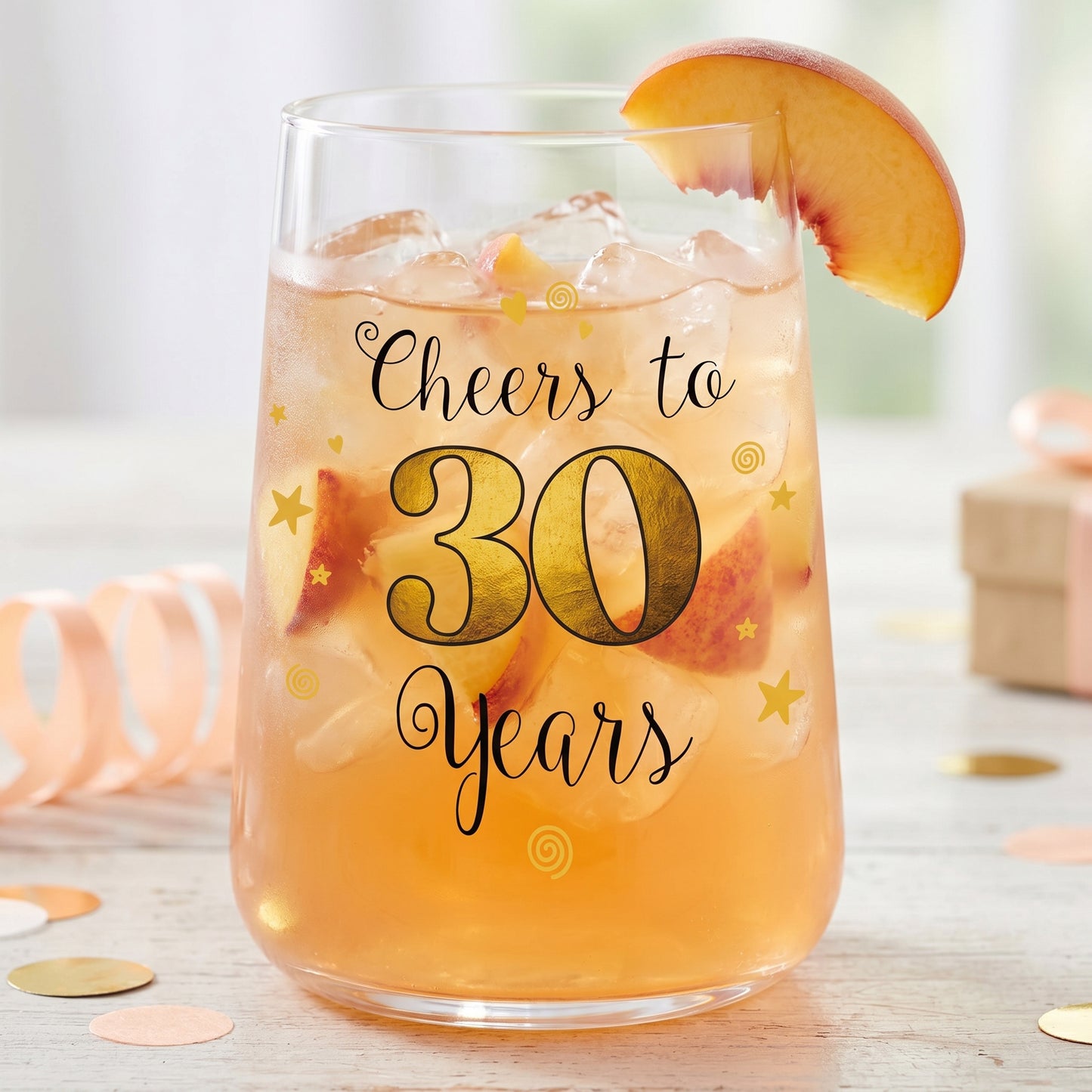 Cocktailglas zum 30. Geburtstag mit Pfirsichdrink, Eiswürfeln und Geschenkdeko
