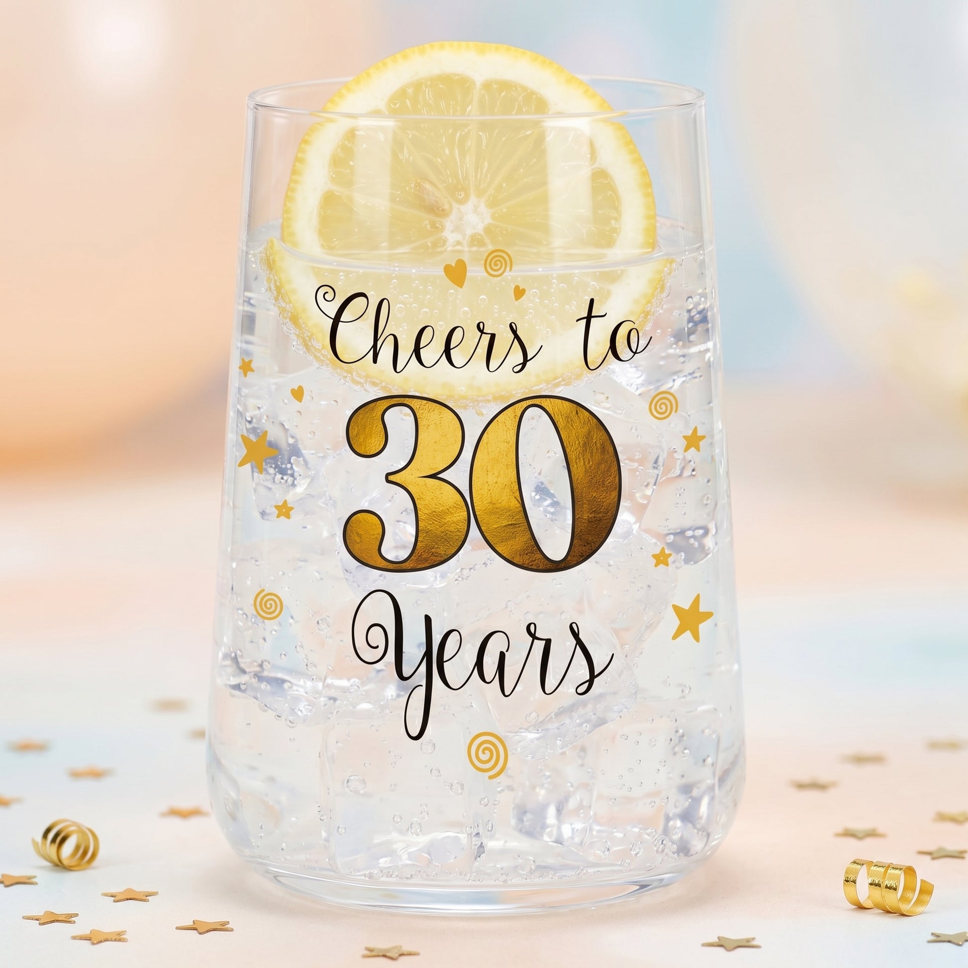 Wasserglas zum 30. Geburtstag mit Zitronenscheibe, Eiswürfeln und festlichem Geburtstagsaufdruck