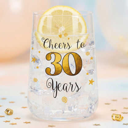 Wasserglas zum 30. Geburtstag mit Zitronenscheibe, Eiswürfeln und festlichem Geburtstagsaufdruck