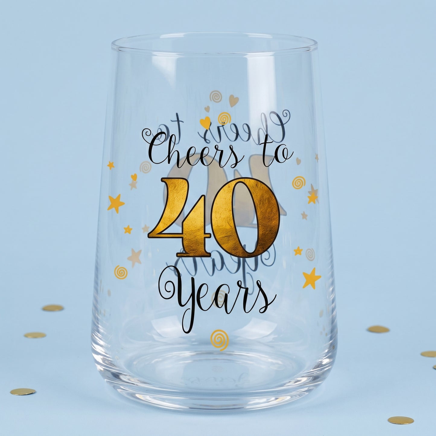 Leeres Glas mit Cheers to 40 Years Aufdruck auf blauem Hintergrund