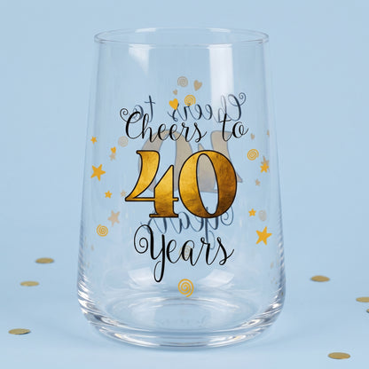 Leeres Glas mit Cheers to 40 Years Aufdruck auf blauem Hintergrund