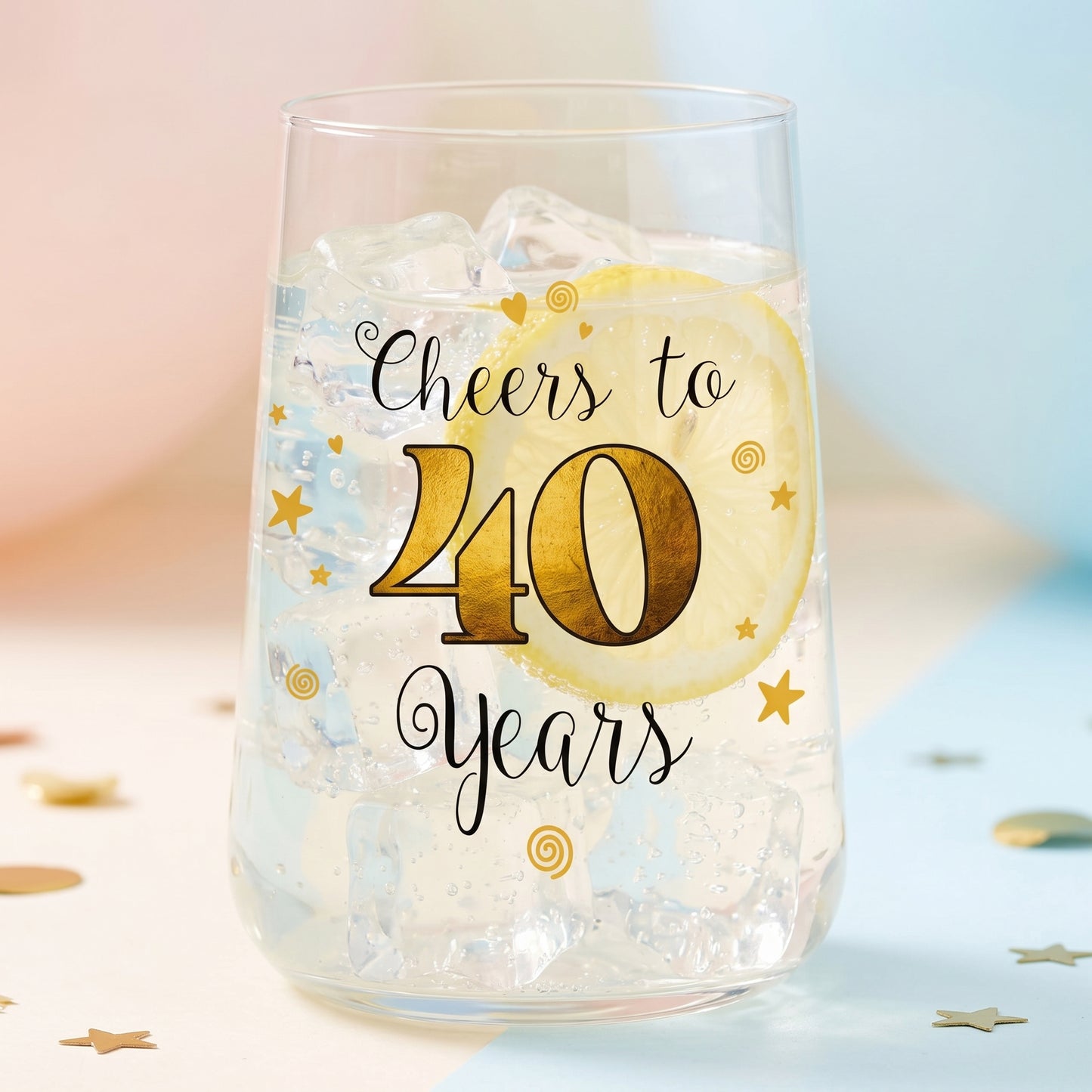 Wasserglas zum 40. Geburtstag mit Zitronenscheibe, Eiswürfeln und festlichem Aufdruck