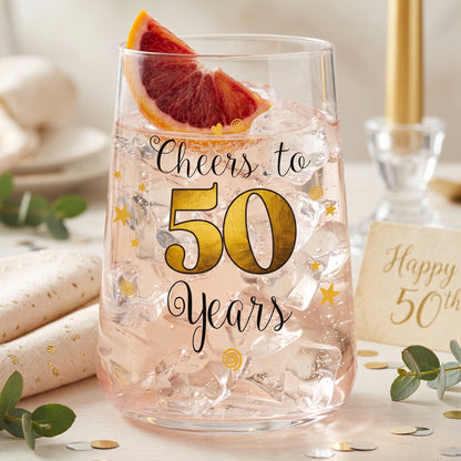 Cocktailglas mit Cheers to 50 Years Design, rosa Getränk und Blutorangenscheibe