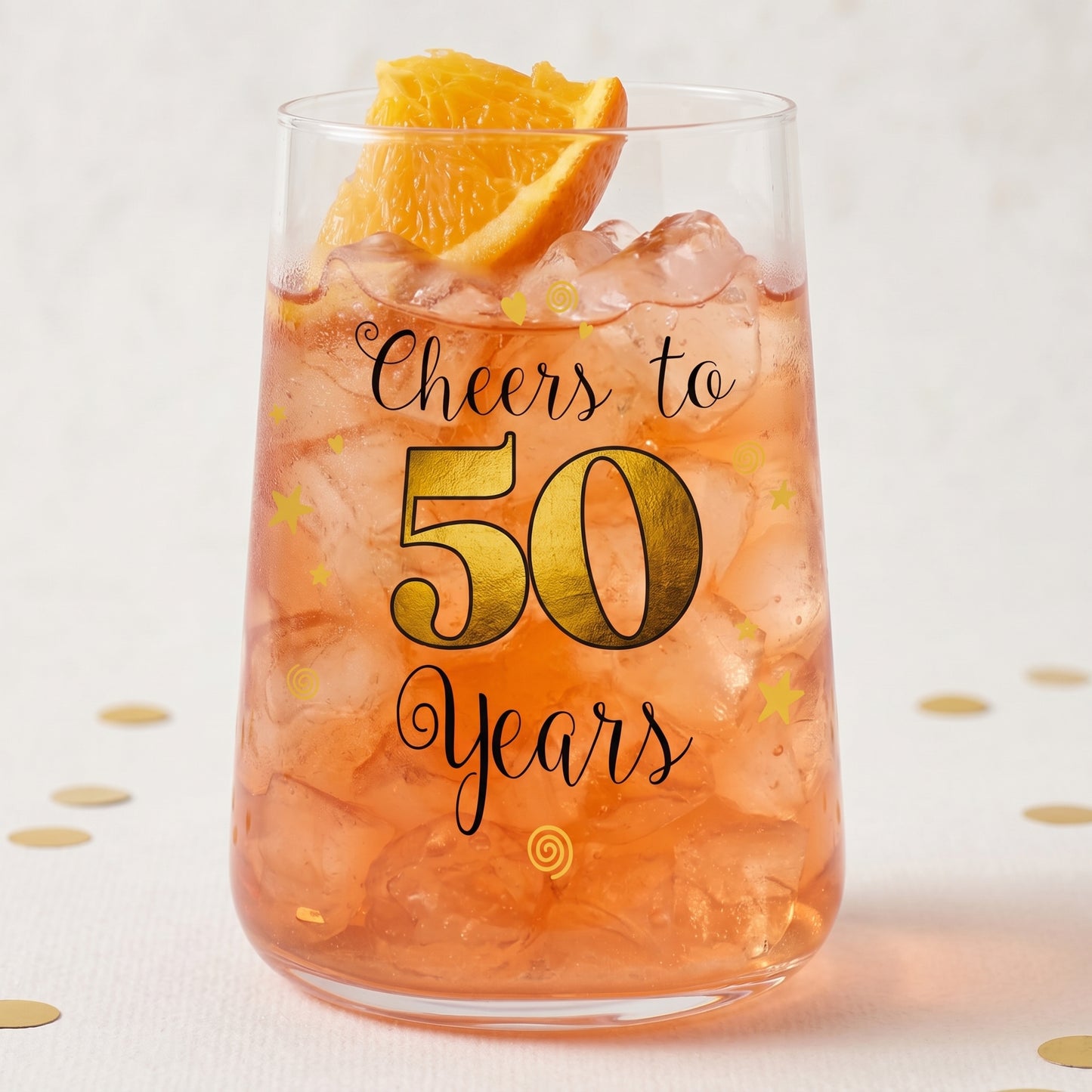 Geburtstagsglas zum 50. Geburtstag mit goldener 50 und festlicher Tischdekoration