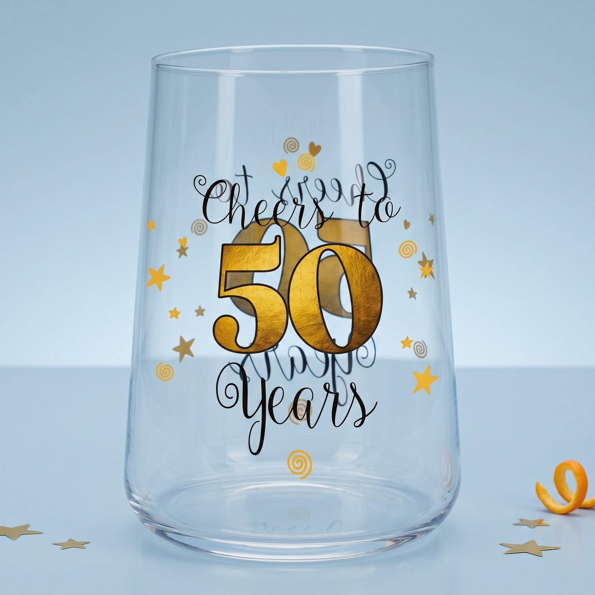 Leeres Glas mit Cheers to 50 Years Aufdruck auf blauem Hintergrund